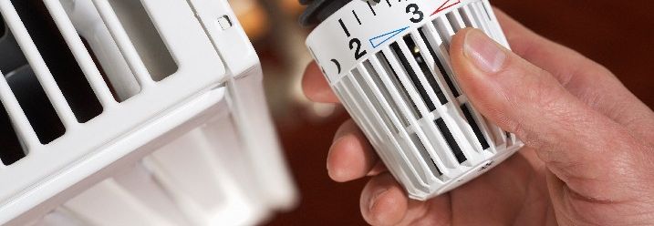 Thermostat an Heizkörper wird reguliert